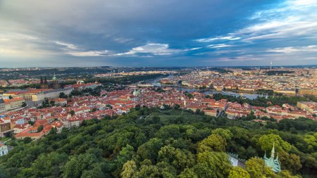 Foto de Maravilloso timelapse Vista a la ciudad de Praga Desde Petrin torre de observación en la República Checa. Cielo azul nublado antes del atardecer - Imagen libre de derechos