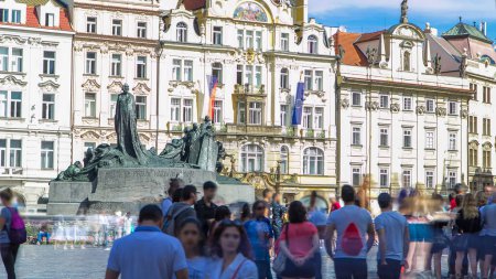 Foto de Conmemorativo de Jan Hus timelapse en la Plaza de la Ciudad Vieja en Praga, República Checa. Gente caminando por ahí. Fue inaugurado en 1915 para conmemorar el 500 aniversario del martirio de Jan Hus.. - Imagen libre de derechos