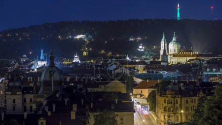 Téléchargez les photos : Nuit vue de dessus de l'église de saint Nicolas avec la colline de petrin derrière elle timelapse. Trafic sur la route - en image libre de droit