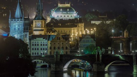 Téléchargez les photos : Vue panoramique sur les ponts de la Vltava et le centre historique de Prague : bâtiments et monuments de la vieille ville avec pont Charles, tour de la vieille ville et théâtre national
. - en image libre de droit
