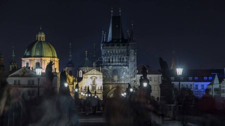 Téléchargez les photos : Magnifique structure gothique appelée timelapse Stare Mesto Tower, a été construite au 14ème siècle, l'ornement du nouveau pont Charles (Karluv Most). Prague, République tchèque - en image libre de droit