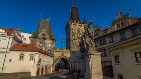 Téléchargez les photos : Une vue le long du pont Charles à Prague vers le Petit Quartier en début de matinée hyperlapsus timelapse. Beaucoup de gens peuvent être vus. PRAGUE, RÉPUBLIQUE TCHÈQUE - en image libre de droit
