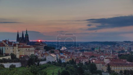 Téléchargez les photos : Une belle vue sur Prague au lever du soleil par une matinée brumeuse. Un panorama de la vieille ville de Prague avec le majestueux château de Prague et la cathédrale Saint-Vitus sur la gauche et un soleil levant doré en arrière-plan - en image libre de droit