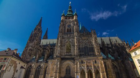 Téléchargez les photos : Cathédrale Saint-Vitus hyperlapsus timelapse à Prague entouré de touristes. Situé dans le château de Prague et contenant les tombes de nombreux rois de Bohême et empereurs romains germaniques
. - en image libre de droit