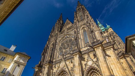Catedral de San Vito vista frontal timelapse hiperlapso en Praga. Situado dentro del Castillo de Praga y que contiene las tumbas de muchos reyes de Bohemia y emperadores del Sacro Imperio Romano Germánico.