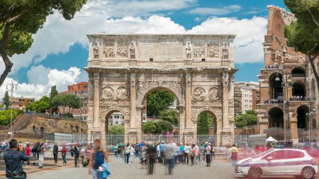 Foto de Arco de Constantino timelapse, Roma, Italia. Construido para conmemorar la victoria del emperador sobre su rival Majencio en el año 312. Situado cerca del coliseo. Cielo nublado azul y multitud alrededor - Imagen libre de derechos