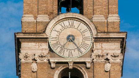 Téléchargez les photos : Tour de l'horloge sur les bâtiments des musées classiques néo timelapse. Place emblématique de la colline du Capitole conçue par Michel-Ange
. - en image libre de droit