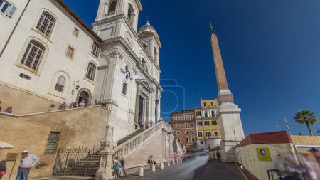 Foto de Iglesia de Trinita dei Monti y obelisco egipcio timelapse hiperlapso en Roma en Italia. Es una iglesia católica y renacentista cerca de la Plaza de España que conduce a la Piazza di Spagna - Imagen libre de derechos