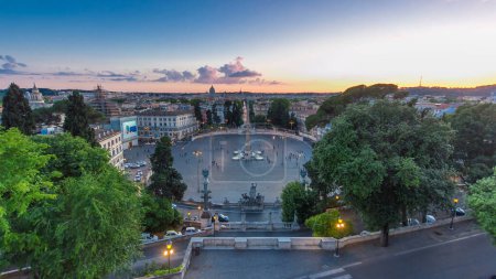 Foto de Vista aérea de la gran plaza urbana, la Piazza del Popolo día a noche timelapse transición, Roma después de la puesta del sol con luces y los edificios históricos - Imagen libre de derechos