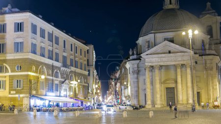 Foto de Piazza del Popolo timelapse con iglesias gemelas de Santa Maria en Montesanto y Santa Maria dei Miracoli Piazza del Popolo por la noche. Roma, Italia. Vista a la calle desde la fuente - Imagen libre de derechos