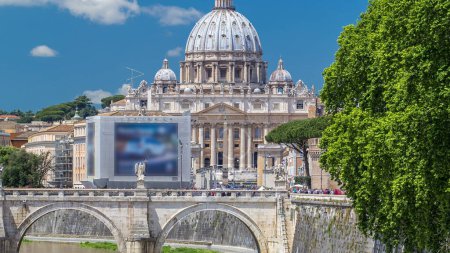 Foto de Vista de la catedral de San Pedro timelapse y puente San Ángel, Roma, Italia. Vista de cerca desde Ponte Umberto I - Imagen libre de derechos