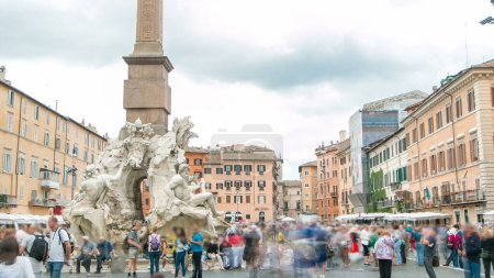 Foto de Piazza Navona, la fuente de cuatro ríos timelapse. Gente sentada y caminando. Cielo nublado. Italia, Roma - Imagen libre de derechos