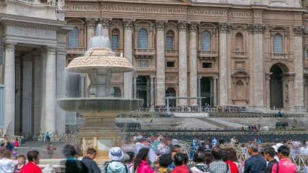 Téléchargez les photos : Fontaine sur la place Saint-Pierre timelapse dans la Cité du Vatican. Piazza San Pietro et Basilique avec les touristes le jour de l'été - en image libre de droit