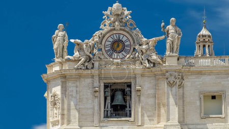 eine der riesigen uhren und glocken an der fassade des heiligen peter zeitraffer. zwei Uhren wurden 1786-1790 von Giuseppe Valadier an beiden Seiten der Peterfassade angebracht.