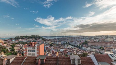 Téléchargez les photos : Panorama montrant Lisbonne célèbre vue aérienne de Miradouro da Senhora do Monte plus haut point de vue de Alfama et Mauraria vieille ville timelapse de quartier, 25 Avril Pont avant le coucher du soleil. Lisbonne, Portugal - en image libre de droit