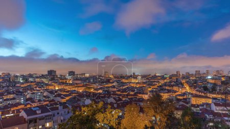 Panorama que muestra vista aérea del centro de Lisboa día a noche timelapse transición, Portugal. Techos rojos de casas típicas en el horizonte de la ciudad vieja. Barrio histórico después del atardecer en la capital