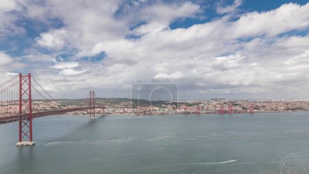 Panorama que muestra el paisaje urbano de Lisboa con un hito colgante del puente del 25 de abril y el timelapse del río Tajo, vista aérea del casco antiguo de Alfama desde el punto de vista de Cristo Rei en Almada. Portugal