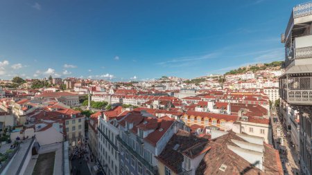 Téléchargez les photos : Panorama montrant Alfama et Baixa quartiers de Lisbonne timelapse aérien, Portugal, avec le château de Sao Jorge et la terrasse panoramique de l'ascenseur historique de Santa Justa, vieil ascenseur en fer d'en haut - en image libre de droit