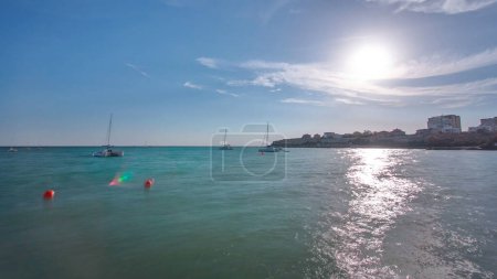 Téléchargez les photos : Timelapse of Deserted Shore Seascape with Roaring Waves, Blue Sky, and Sunlit Yachts Reflecting on the Caspian Sea, Creating a Captivant Coastal Melody - en image libre de droit