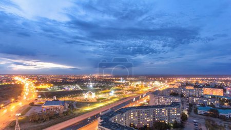 Illumination du parc : transition du jour à la nuit Timelapse du parc Nommé d'après le premier président à Aktobe City. Vue Aérienne Du Haut montrant La Charmante Transformation Dans L'ouest Du Kazakhstan