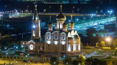 Téléchargez les photos : Cathédrale Saint-Nicolas Timelapse nocturne à Aktobe City. Vue Aérienne Du Haut D'en Haut, Capturant L'éclat Spirituel Dans Le Ciel Nocturne Du Kazakhstan - en image libre de droit