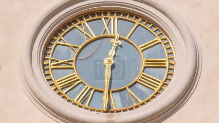 Grande horloge sur Duomo di San Pancrazio Martire Timelapse à Albano Laziale, Italie. Vue frontale rapprochée par une journée ensoleillée, saisissant le charme de l'architecture italienne