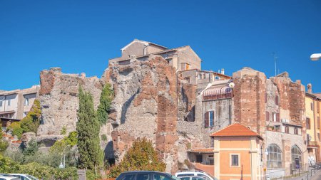 Foto de Terme di Caracalla en la pintoresca ciudad de Albano Laziale, Italia, a través de este encantador hiperlapso timelapse. El edificio histórico, que también alberga un fascinante museo histórico - Imagen libre de derechos