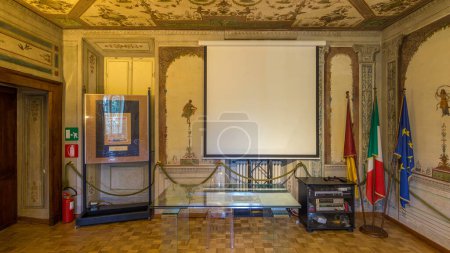 Téléchargez les photos : Timelapse Hyperlapse du Museo Di Villa Ferrajoli à Albano Laziale, Italie. Voyage à travers l'intérieur du Musée historique, présentant une riche gamme d'expositions - en image libre de droit