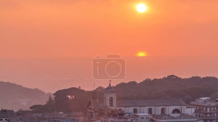 Sonnenuntergang über dem Dom von San Pancrazio Martire Timelapse, Albano Laziale, Italien. Luftaufnahme der alten Hausdächer an einem Sommerabend