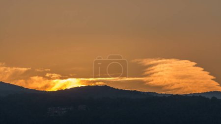 Morning Glory: Close-Up Timelapse of Albano Lake Coast at Sunrise, Rome Province, Latium, Central Italy (en inglés). Hills Awash en el suave resplandor de la luz naranja de la mañana
