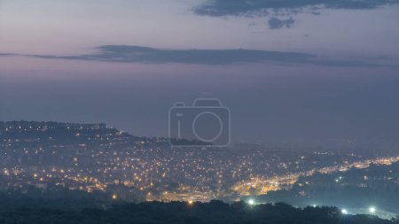 Eine Vogelperspektive vor Sonnenaufgang über der Türkei Nacht zum Tag Übergang Zeitraffer. Türkei. Morgennebel. Verkehr auf der Straße. Grüne Bäume. Bunter Himmel