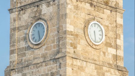 Foto de Torre del reloj en la parte histórica de Antalya (Kaleici) timelapse, Turquía. Vista cercana antes del atardecer. El casco antiguo de Antalya es un destino popular entre los turistas - Imagen libre de derechos