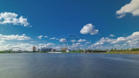 Astana, Kasachstan. Reiseblick vom Vergnügungsboot in Bewegung auf dem Fluss Ishim Zeitraffer Hyperlapse Drivelapse in Astana. An einem Sommertag mit blauem Himmel und Wolken. Unscharfe Bewegung
