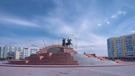 Téléchargez les photos : Timelapse Hyperlapse du monument aux héros kazakhs Makhambet Utemisov et Isat à Atyrau City. Une journée ensoleillée dévoile l'hommage rendu à un ciel nuageux bleu au Kazakhstan - en image libre de droit
