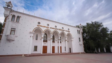 Téléchargez les photos : Timelapse Hyperlapse of Historic Building in Atyrau City, Kazakhstan. Un ciel nuageux bleu encadre l'élégance intemporelle d'un joyau architectural symbolique - en image libre de droit