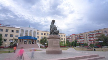 Téléchargez les photos : Timelapse Hyperlapse du monument Dina Nurpeisova à Atyrau City, Kazakhstan. Un ciel nuageux bleu prépare le terrain pour une Ode intemporelle à l'héritage historique - en image libre de droit