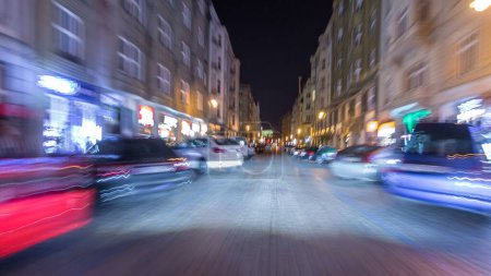 Foto de Conduzca a velocidad rápida en las calles nocturnas en el centro de timelapse hyperlapse drivelapse. Carretera borrosa con luces a alta velocidad. Praga, Checa - Imagen libre de derechos