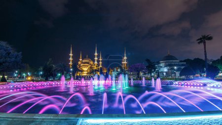 farbenfroher Springbrunnen vor der blauen Moschee (Sultanahmet-Moschee) mit nächtlicher Beleuchtung. istanbul, Türkei