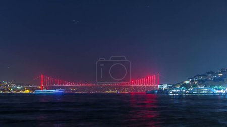 Téléchargez les photos : Illuminated bridge over Bosphorus night timelapse. Turkey renames Bosporus Bridge 15th July Martyrs Bridge. 15 Temmuz Sehitler Koprusu. Istanbul Turkey. - en image libre de droit
