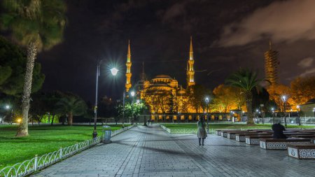 Foto de Mezquita azul timelapse hiperlapso en la noche con iluminación dorada, Estambul en el atardecer. Mezquita Sultanahmet Camii con seis minaretes famoso monumento islámico de la arquitectura otomana en Turquía
. - Imagen libre de derechos