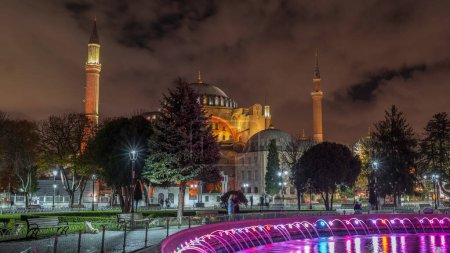 Foto de Santa Sofía hiperlapso timelapse con una fuente iluminada por la noche, basílica patriarcal cristiana, mezquita imperial y ahora un museo, Estambul, Turquía - Imagen libre de derechos
