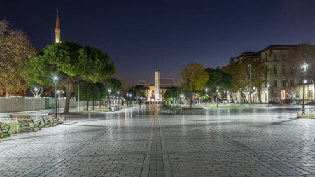 Foto de Obelisco de Teodosio (Dikilitas) con jeroglíficos en la Plaza Sultanahmet iluminado por la noche hiperlapso timelapse, Estambul, Turquía. Antiguo obelisco egipcio en la ciudad de Estambul - Imagen libre de derechos