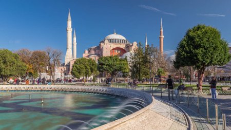Foto de Santa Sofía timelapse hiperlapso con una fuente, basílica patriarcal cristiana, mezquita imperial y ahora un museo, Estambul, Turquía - Imagen libre de derechos