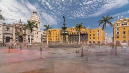 Fuente en la Plaza de Armas timelapse hyperlapse, también conocida como la Plaza Mayor, se encuentra en el corazón del centro histórico de Lima. Catedral sobre un fondo
