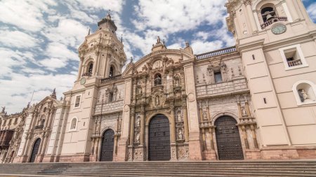 La cathédrale de Lima est une cathédrale catholique romaine située dans l'hyperlapsus de la Plaza Mayor Timelapse à Lima, au Pérou. Nuages sur un ciel bleu