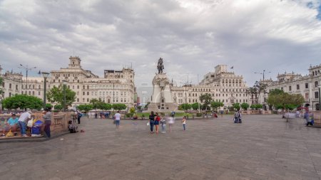 Foto de Monumento a José de San Martín en la Plaza San Martín hiperlapso timelapse en Lima, Perú. Cielo nublado y edificios históricos sobre un fondo - Imagen libre de derechos