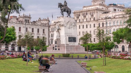 Foto de Monumento a José de San Martín en la Plaza San Martín timelapse en Lima, Perú. Cielo nublado y edificios históricos sobre un fondo - Imagen libre de derechos