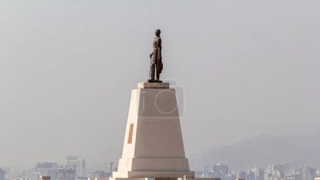 Foto de Vista aérea panorámica del paisaje urbano de Lima desde la colina Morro Solar timelapse hyperlapse, Perú. Estatua cerca de Monumento dedicado al Soldado Desconocido - Imagen libre de derechos