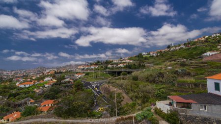 Foto de Vista desde la montaña sobre los tejados desde el teleférico en Madeira hiperlapso timelapse. El paisaje moderno. Funchal, Portugal - Imagen libre de derechos
