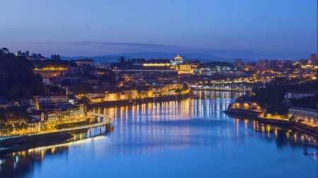 Foto de Aerial view before sunrise at the most emblematic area of Douro river timelapse night to day transition. World famous Porto wine production area. - Imagen libre de derechos